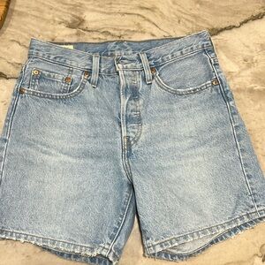 NWOT women’s Levi 501 mid thigh denim shorts
